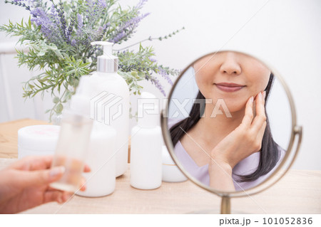 スキンケアをする女性 101052836