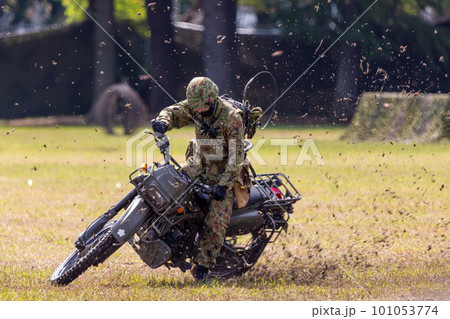バイクに乗るヘルメットの男性自衛隊 バイクに乗るヘルメットの男性自衛隊 101053774