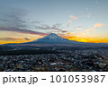 忍野村から見た夕日の富士山 101053987