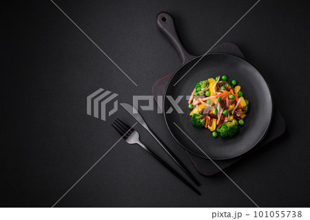 Delicious steamed vegetables broccoli, mushrooms, peas, carrots and onions 101055738