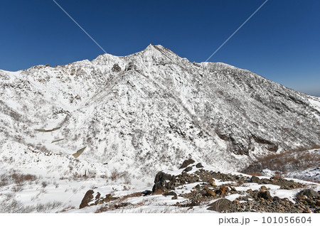 残雪期の那須岳登山道から見た風景 101056604