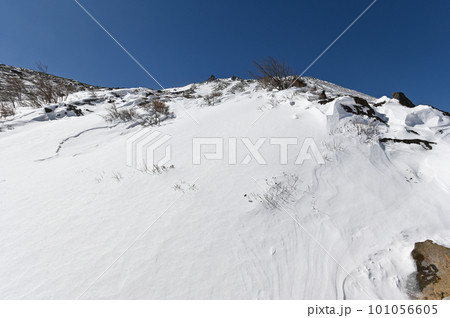 残雪期の那須岳登山道から見た風景 残雪期の那須岳登山道から見た風景 101056605