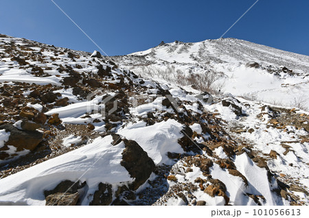 残雪期の那須岳登山道から見た風景 101056613