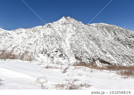 残雪期の那須岳登山道から見た風景 101056619
