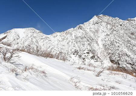 残雪期の那須岳登山道から見た風景 101056620