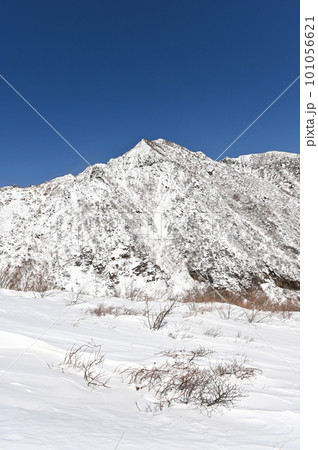 残雪期の那須岳登山道から見た風景 101056621