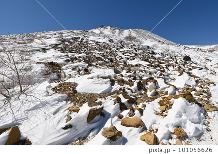 残雪期の那須岳登山道から見た風景 101056626