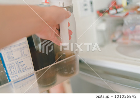 冷蔵庫から麦茶を取る 101056845