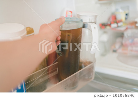 冷蔵庫から麦茶を取る 冷蔵庫から麦茶を取る 101056846
