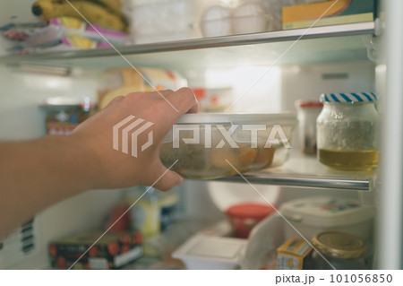 冷蔵庫のタッパーを取り出す 冷蔵庫のタッパーを取り出す 101056850