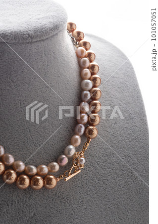 author beautiful  pearls necklaces demonstrated on maneken. fashion and jewelry concept 101057051