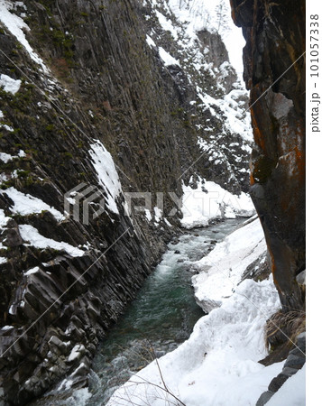 雪の積もった日本三大峡谷 清津峡 101057338