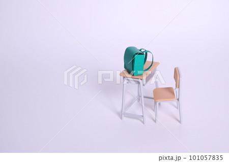 学校机の上に置かれたランドセル ミニチュア 学校机の上に置かれたランドセル ミニチュア 101057835