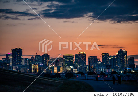 淀川河川敷から見た淀川の夕景 101057996