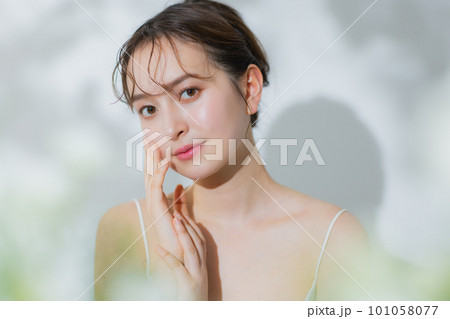 若い女性のビューティーイメージ 101058077