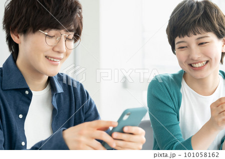 スマホを使う若い男女 スマホを使う若い男女 101058162