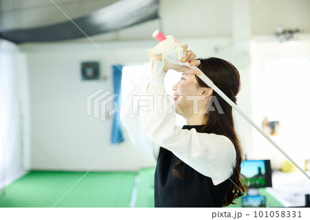 ゴルフ練習をする女性 ゴルフ練習をする女性 101058331