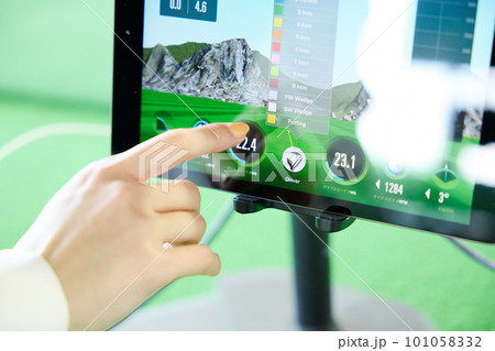 ゴルフ練習をする女性 101058332