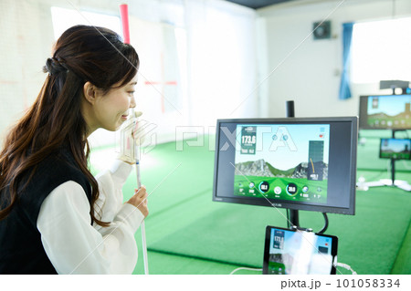 ゴルフ練習をする女性 ゴルフ練習をする女性 101058334