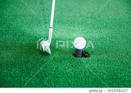 ゴルフ練習をする女性 101058337