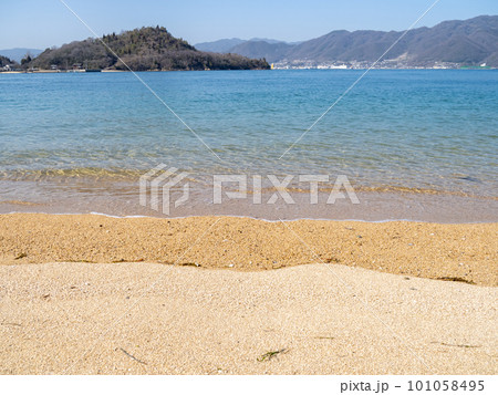佐木島(広島県三原市鷺浦町)の砂浜海岸と美しい海(瀬戸内海)の風景。 101058495