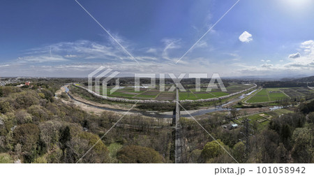 壮大で美しい都幾川桜堤の満開の桜並木 埼玉県嵐山町(180度パノラマ・ドローンによる空撮) 壮大で美しい都幾川桜堤の満開の桜並木 埼玉県嵐山町(180度パノラマ・ドローンによる空撮) 101058942