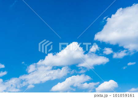 雲の多い春の青空 101059161