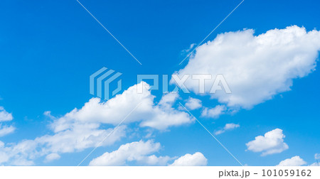 雲の多い春の青空 雲の多い春の青空 101059162