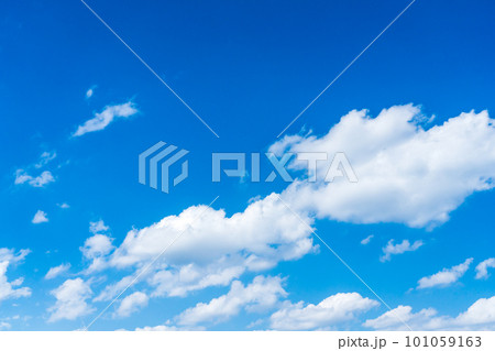 雲の多い春の青空 101059163