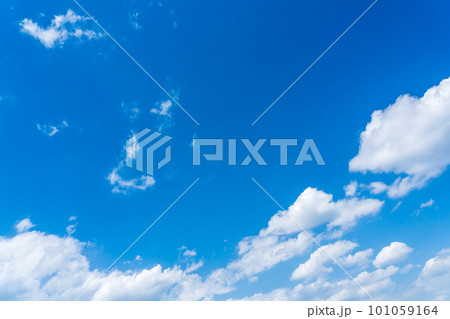 雲の多い春の青空 101059164