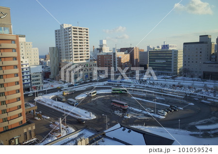 函館駅前の雪景色 101059524