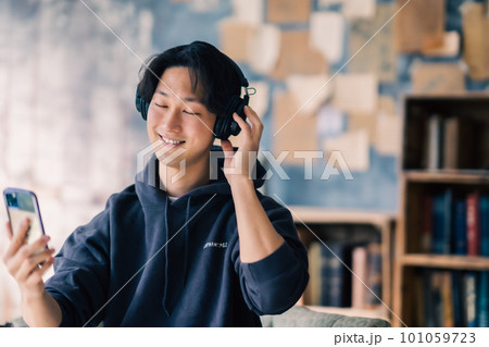 音楽のサブスクを楽しむ男性 101059723