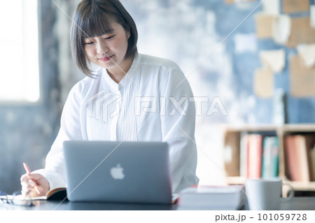 リビングでテレワーク中の若い女性 リビングでテレワーク中の若い女性 101059728