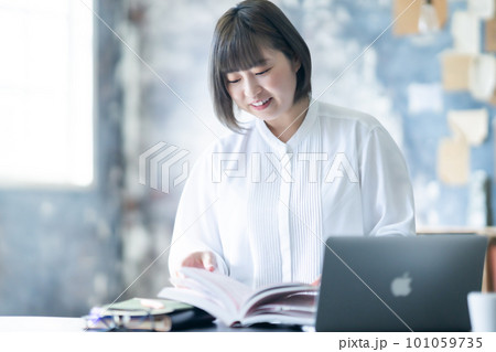 資格試験の勉強をする若い女性 101059735