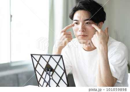 スキンケアをする若い男性 101059898