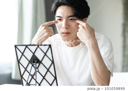 スキンケアをする若い男性 101059899
