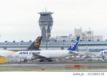 春の空港 駐機中の飛行機 千葉県成田市 春の空港 駐機中の飛行機 千葉県成田市 101060238