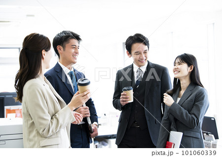 会話する男女の会社員 101060339