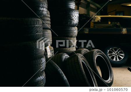 積まれたタイヤ 101060570
