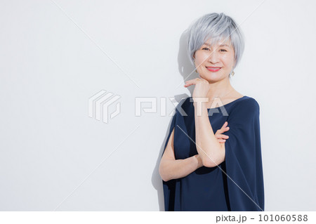 グレイヘアの女性 グレイヘアの女性 101060588