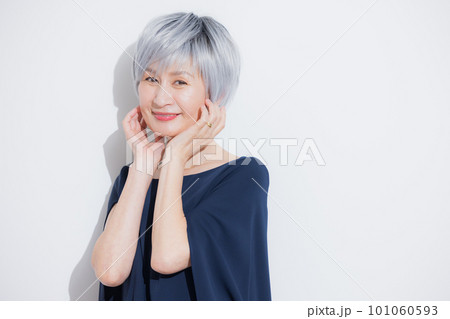 グレイヘアの女性 101060593