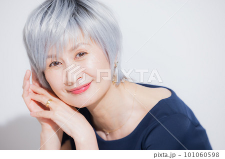 グレイヘアの女性 101060598