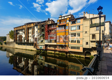 Colored old townhouses on bank of Agout river in Castres, France 101060654