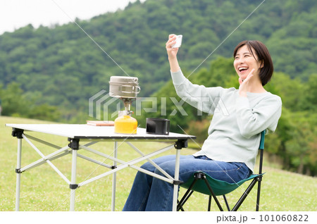 ソロキャンプで自撮りする女性 ソロキャンプで自撮りする女性 101060822