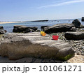 海岸に置かれたバケツ 101061271