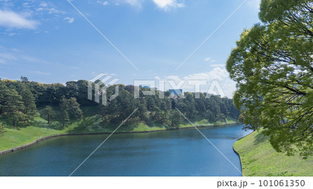 【東京都】皇居周辺のお濠と青空|半蔵門周辺から丸の内方面を見た風景 【東京都】皇居周辺のお濠と青空|半蔵門周辺から丸の内方面を見た風景 101061350