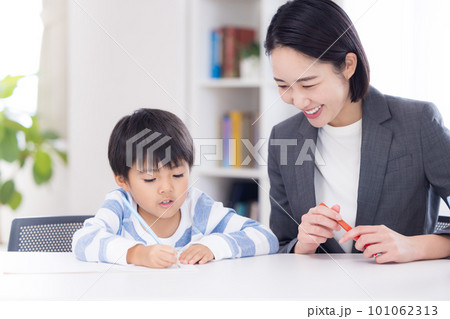 塾で勉強する小学生と先生 塾で勉強する小学生と先生 101062313