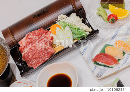 俯瞰撮影したおしゃれな食卓料理イメージ画像 101062554