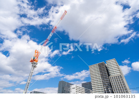 タワークレーン　青空　高層マンション　タワーマンション 101063135