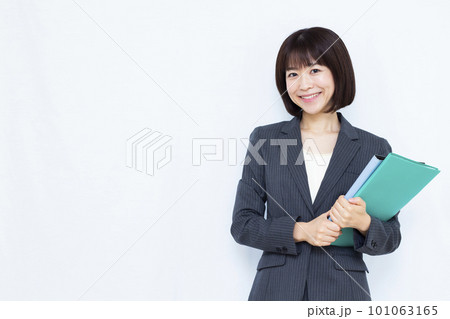 白背景でファイルを持つスーツ姿の30代ビジネスウーマン 白背景でファイルを持つスーツ姿の30代ビジネスウーマン 101063165